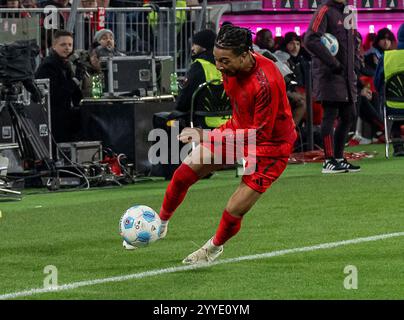 Michael Olise (FC Bayern München, Platz 17). GER, FC Bayern München gegen RB Leipzig, Fussball, Bundesliga, 15. Spieltag, Spielzeit 2024/2025, 20.12.2024. (DIE DFL-DFB-VORSCHRIFTEN VERBIETEN DIE VERWENDUNG VON FOTOS ALS BILDSEQUENZEN UND/ODER QUASI-VIDEO). Foto: Eibner-Pressefoto/Heike Feiner Stockfoto