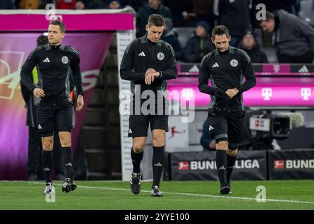 München, Deutschland. Dezember 2024. Jan Seidel (Schiedsrichter-Assistent), Daniel Siebert (Schiedsrichter) und Rafael Foltyn (Schiedsrichter-Assistent) beim Aufwaermen. GER, FC Bayern München gegen RB Leipzig, Fussball, Bundesliga, 15. Spieltag, Spielzeit 2024/2025, 20.12.2024. (DIE DFL-DFB-VORSCHRIFTEN VERBIETEN DIE VERWENDUNG VON FOTOS ALS BILDSEQUENZEN UND/ODER QUASI-VIDEO). Foto: Eibner-Pressefoto/Heike feiner Credit: dpa/Alamy Live News Stockfoto