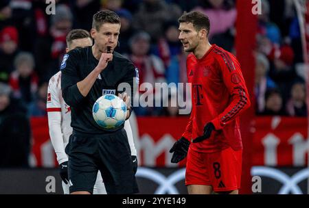 München, Deutschland. Dezember 2024. Daniel Siebert (Schiedsrichter) und Leon Goretzka (FC Bayern München, Platz 8). GER, FC Bayern München gegen RB Leipzig, Fussball, Bundesliga, 15. Spieltag, Spielzeit 2024/2025, 20.12.2024. (DIE DFL-DFB-VORSCHRIFTEN VERBIETEN DIE VERWENDUNG VON FOTOS ALS BILDSEQUENZEN UND/ODER QUASI-VIDEO). Foto: Eibner-Pressefoto/Heike feiner Credit: dpa/Alamy Live News Stockfoto