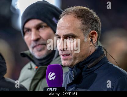 München, Deutschland. Dezember 2024. Oliver Mintzlaff (Aufsichtsratsvorsitzender, RB Leipzig) beiim Fernseh - Interview mit Sat.1 vor der Partie. GER, FC Bayern München gegen RB Leipzig, Fussball, Bundesliga, 15. Spieltag, Spielzeit 2024/2025, 20.12.2024. (DIE DFL-DFB-VORSCHRIFTEN VERBIETEN DIE VERWENDUNG VON FOTOS ALS BILDSEQUENZEN UND/ODER QUASI-VIDEO). Foto: Eibner-Pressefoto/Heike feiner Credit: dpa/Alamy Live News Stockfoto
