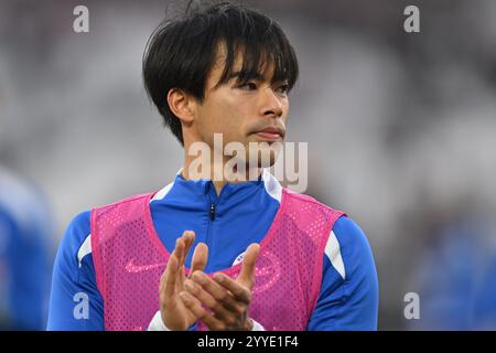 Kaoru Mitoma (22 Brighton) wärmt sich während des Premier League-Spiels zwischen West Ham United und Brighton und Hove Albion am Samstag, den 21. Dezember 2024, im London Stadium in Stratford auf. (Foto: Kevin Hodgson | MI News) Credit: MI News & Sport /Alamy Live News Stockfoto