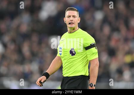 Schiedsrichter Robert Jones (Match-Schiedsrichter) sieht sich beim Spiel der Premier League zwischen West Ham United und Brighton und Hove Albion im London Stadium in Stratford am Samstag, den 21. Dezember 2024 an. (Foto: Kevin Hodgson | MI News) Credit: MI News & Sport /Alamy Live News Stockfoto