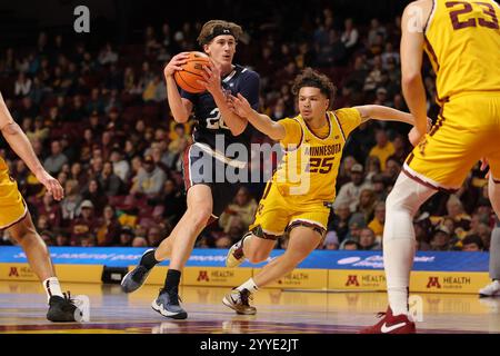 Minneapolis, Minnesota, USA. Dezember 2024. Dylan Jones (20) kontrolliert den Ball in der Farbe während eines NCAA-Basketballspiels zwischen Fairleigh Dickinson und Minnesota in der Williams Arena in Minneapolis, Minnesota. Steven Garcia-CSM/Alamy Live News Stockfoto