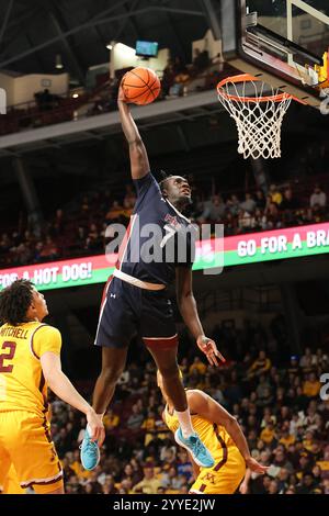 Minneapolis, Minnesota, USA. Dezember 2024. Fairleigh Dickinson Knights Stürmer Bismark Nsiah (7) macht einen Dunk während eines NCAA Männer Basketballspiels zwischen Fairleigh Dickinson und Minnesota in der Williams Arena in Minneapolis, Minnesota. Steven Garcia-CSM/Alamy Live News Stockfoto
