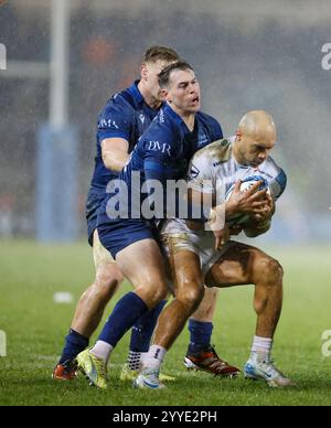 Dezember 2024; Salford Community Stadium, Salford, Lancashire, England; Gallagher Premiership Rugby, Sale Sharks versus Exeter Chiefs; Olly Woodburn von Exeter Chiefs wird von Tom Roebuck von Sale Sharks angegriffen Stockfoto