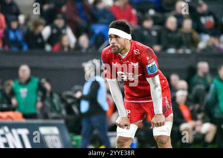 Swansea, Wales. 21. Dezember 2024. Vaea Fifita von Scarlets während des 8. Runde-Spiels der United Rugby Championship (URC) zwischen Ospreys und Scarlets im Swansea.com Stadium in Swansea, Wales, Großbritannien am 21. Dezember 2024. Quelle: Duncan Thomas/Majestic Media/Alamy Live News. Stockfoto