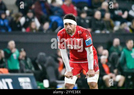 Swansea, Wales. 21. Dezember 2024. Vaea Fifita von Scarlets während des 8. Runde-Spiels der United Rugby Championship (URC) zwischen Ospreys und Scarlets im Swansea.com Stadium in Swansea, Wales, Großbritannien am 21. Dezember 2024. Quelle: Duncan Thomas/Majestic Media/Alamy Live News. Stockfoto