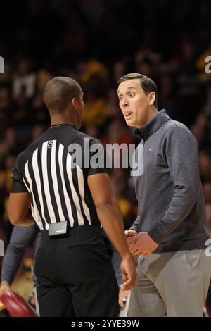 Minneapolis, Minnesota, USA. Dezember 2024. Jack Castleberry, Cheftrainer der Fairleigh Dickinson Knights, reagiert während eines NCAA-Basketballspiels zwischen Fairleigh Dickinson und Minnesota in der Williams Arena in Minneapolis, Minnesota. Steven Garcia-CSM/Alamy Live News Stockfoto