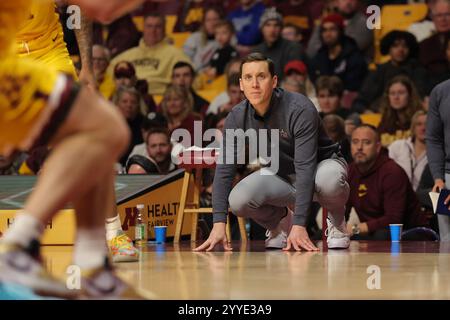 Minneapolis, Minnesota, USA. Dezember 2024. Jack Castleberry, Cheftrainer der Fairleigh Dickinson Knights, blickt auf ein NCAA-Basketballspiel zwischen Fairleigh Dickinson und Minnesota in der Williams Arena in Minneapolis, Minnesota. Steven Garcia-CSM/Alamy Live News Stockfoto