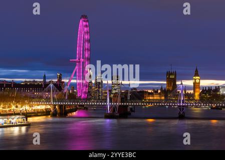 Londoner Skyline von der Waterloo Bridge in der Nacht im Winter Stockfoto