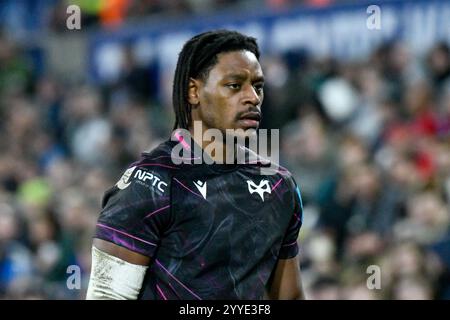 Swansea, Wales. 21. Dezember 2024. Daniel Kasende von Ospreys während des 8. Runde-Spiels der United Rugby Championship (URC) zwischen Ospreys und Scarlets im Swansea.com Stadium in Swansea, Wales, Großbritannien am 21. Dezember 2024. Quelle: Duncan Thomas/Majestic Media/Alamy Live News. Stockfoto