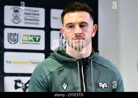 Swansea, Wales. 21. Dezember 2024. Owen Watkin von Ospreys während der Pressekonferenz nach dem Spiel nach dem United Rugby Championship (URC) Round 8 Spiel zwischen Ospreys und Scarlets im Stadion Swansea.com in Swansea, Wales, Großbritannien am 21. Dezember 2024. Quelle: Duncan Thomas/Majestic Media/Alamy Live News. Stockfoto