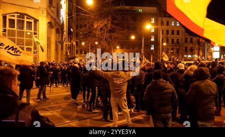 Verstörende Szenen am Abend aus Magdeburg. Hunderte Rechte nutzen den Anschlag auf dem Weihnachtsmarkt für sich. Auf dem Hasselbachplatz versammelten sich ca. 300 Menschen aus dem Rechten Spektrum. Demonstrieren gegen Gewalt und Ausländer. Manche Anhänger sind vermummt und gewaltbereit. Die Polizei ist mit zahlreichen Beamten und behelmt vor Ort. Die Polizei kesselt die Versammlungsteilnehmer ein, nachdem sie versucht haben, sich in Bewegung zu setzen. Die Beamte sind behelmt, weitere zahlreiche Beamte wurden hinzugezogen. In der Luft kreißt ein Hubschrauber. Die Lage ist angespannt. Mittlerwe Stockfoto