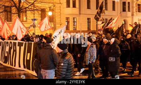 Verstörende Szenen am Abend aus Magdeburg. Hunderte Rechte nutzen den Anschlag auf dem Weihnachtsmarkt für sich. Auf dem Hasselbachplatz versammelten sich ca. 300 Menschen aus dem Rechten Spektrum. Demonstrieren gegen Gewalt und Ausländer. Manche Anhänger sind vermummt und gewaltbereit. Die Polizei ist mit zahlreichen Beamten und behelmt vor Ort. Die Polizei kesselt die Versammlungsteilnehmer ein, nachdem sie versucht haben, sich in Bewegung zu setzen. Die Beamte sind behelmt, weitere zahlreiche Beamte wurden hinzugezogen. In der Luft kreißt ein Hubschrauber. Die Lage ist angespannt. Mittlerwe Stockfoto