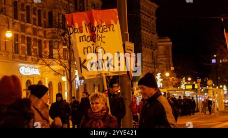 Verstörende Szenen am Abend aus Magdeburg. Hunderte Rechte nutzen den Anschlag auf dem Weihnachtsmarkt für sich. Auf dem Hasselbachplatz versammelten sich ca. 300 Menschen aus dem Rechten Spektrum. Demonstrieren gegen Gewalt und Ausländer. Manche Anhänger sind vermummt und gewaltbereit. Die Polizei ist mit zahlreichen Beamten und behelmt vor Ort. Die Polizei kesselt die Versammlungsteilnehmer ein, nachdem sie versucht haben, sich in Bewegung zu setzen. Die Beamte sind behelmt, weitere zahlreiche Beamte wurden hinzugezogen. In der Luft kreißt ein Hubschrauber. Die Lage ist angespannt. Mittlerwe Stockfoto