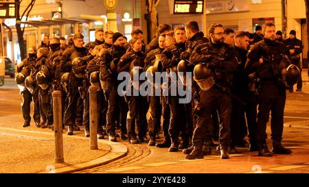 Verstörende Szenen am Abend aus Magdeburg. Hunderte Rechte nutzen den Anschlag auf dem Weihnachtsmarkt für sich. Auf dem Hasselbachplatz versammelten sich ca. 300 Menschen aus dem Rechten Spektrum. Demonstrieren gegen Gewalt und Ausländer. Manche Anhänger sind vermummt und gewaltbereit. Die Polizei ist mit zahlreichen Beamten und behelmt vor Ort. Die Polizei kesselt die Versammlungsteilnehmer ein, nachdem sie versucht haben, sich in Bewegung zu setzen. Die Beamte sind behelmt, weitere zahlreiche Beamte wurden hinzugezogen. In der Luft kreißt ein Hubschrauber. Die Lage ist angespannt. Mittlerwe Stockfoto