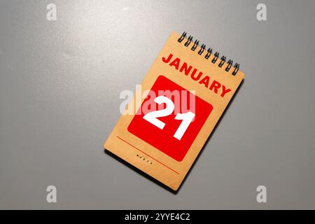 Eine Nahaufnahme eines hölzernen ewigen Kalenders mit dem 21. Januar. Stockfoto