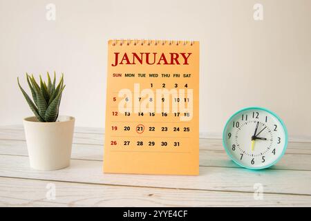 Eine Nahaufnahme eines hölzernen ewigen Kalenders mit dem 21. Januar. Stockfoto