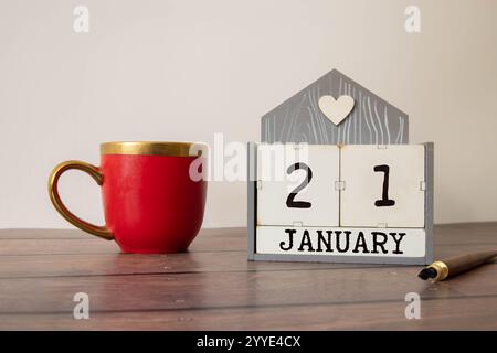Eine Nahaufnahme eines hölzernen ewigen Kalenders mit dem 21. Januar. Stockfoto