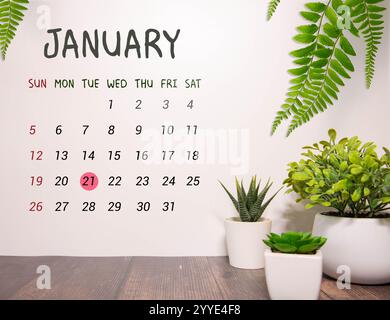 Eine Nahaufnahme eines hölzernen ewigen Kalenders mit dem 21. Januar. Stockfoto