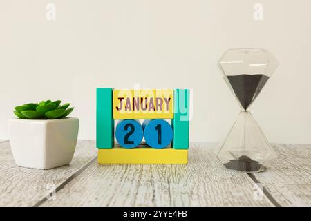 Eine Nahaufnahme eines hölzernen ewigen Kalenders mit dem 21. Januar. Stockfoto