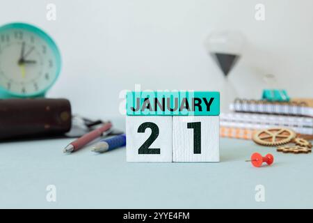 Eine Nahaufnahme eines hölzernen ewigen Kalenders mit dem 21. Januar. Stockfoto