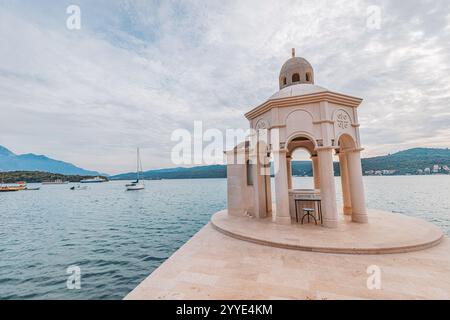 24. Oktober 2024, Tivat, Montenegro: Altar der Kirche Suza Njegoseva mit Blick auf die Bucht Stockfoto