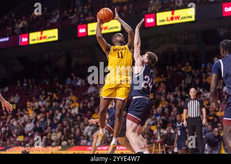 Minneapolis, Minnesota, USA. Dezember 2024. Die University of Minnesota-Spielerin FEMI ODUKALE springt in Richtung Korb. Die University of Minnesota und die Farleigh Dickinson University standen am Samstag, den 21. Dezember, in der Williams Arena in Minneapolis, Minnesota, gegenüber. Die University of Minnesota siegte mit einem Ergebnis von 74:60. (Kreditbild: © Michael Turner/ZUMA Press Wire) NUR REDAKTIONELLE VERWENDUNG! Nicht für kommerzielle ZWECKE! Stockfoto