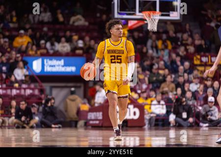 Minneapolis, Minnesota, USA. Dezember 2024. Der Spieler LU'CYE PATTERSON der University of Minnesota tröpfelt auf dem Platz. Die University of Minnesota und die Farleigh Dickinson University standen am Samstag, den 21. Dezember, in der Williams Arena in Minneapolis, Minnesota, gegenüber. Die University of Minnesota siegte mit einem Ergebnis von 74:60. (Kreditbild: © Michael Turner/ZUMA Press Wire) NUR REDAKTIONELLE VERWENDUNG! Nicht für kommerzielle ZWECKE! Stockfoto