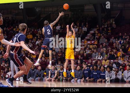 Minneapolis, Minnesota, USA. Dezember 2024. Der Spieler der University of Minnesota, BRENNAN RIGSBY, macht einen 3-Punkte-Schuss. Die University of Minnesota und die Farleigh Dickinson University standen am Samstag, den 21. Dezember, in der Williams Arena in Minneapolis, Minnesota, gegenüber. Die University of Minnesota siegte mit einem Ergebnis von 74:60. (Kreditbild: © Michael Turner/ZUMA Press Wire) NUR REDAKTIONELLE VERWENDUNG! Nicht für kommerzielle ZWECKE! Stockfoto