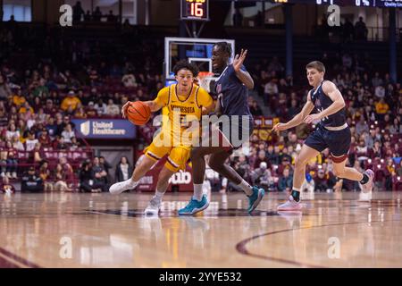 Minneapolis, Minnesota, USA. Dezember 2024. MIKE MITCHELL JR, Spieler der University of Minnesota. Fährt an einem Verteidiger vorbei. Die University of Minnesota und die Farleigh Dickinson University standen am Samstag, den 21. Dezember, in der Williams Arena in Minneapolis, Minnesota, gegenüber. Die University of Minnesota siegte mit einem Ergebnis von 74:60. (Kreditbild: © Michael Turner/ZUMA Press Wire) NUR REDAKTIONELLE VERWENDUNG! Nicht für kommerzielle ZWECKE! Stockfoto