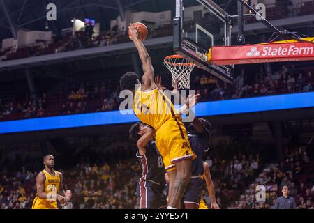 Minneapolis, Minnesota, USA. Dezember 2024. Der Spieler der University of Minnesota TREY EDMONDS wirft den Ball ins Netz. Die University of Minnesota und die Farleigh Dickinson University standen am Samstag, den 21. Dezember, in der Williams Arena in Minneapolis, Minnesota, gegenüber. Die University of Minnesota siegte mit einem Ergebnis von 74:60. (Kreditbild: © Michael Turner/ZUMA Press Wire) NUR REDAKTIONELLE VERWENDUNG! Nicht für kommerzielle ZWECKE! Stockfoto