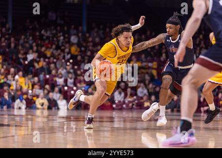 Minneapolis, Minnesota, USA. Dezember 2024. Der Spieler LU'CYE PATTERSON der University of Minnesota fährt ins Netz. Die University of Minnesota und die Farleigh Dickinson University standen am Samstag, den 21. Dezember, in der Williams Arena in Minneapolis, Minnesota, gegenüber. Die University of Minnesota siegte mit einem Ergebnis von 74:60. (Kreditbild: © Michael Turner/ZUMA Press Wire) NUR REDAKTIONELLE VERWENDUNG! Nicht für kommerzielle ZWECKE! Stockfoto