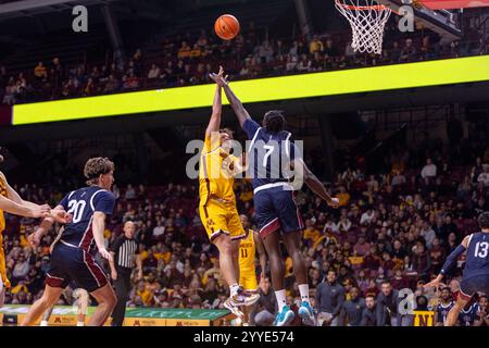 Minneapolis, Minnesota, USA. Dezember 2024. Der Spieler LU'CYE PATTERSON der University of Minnesota macht einen umstrittenen Schuss. Die University of Minnesota und die Farleigh Dickinson University standen am Samstag, den 21. Dezember, in der Williams Arena in Minneapolis, Minnesota, gegenüber. Die University of Minnesota siegte mit einem Ergebnis von 74:60. (Kreditbild: © Michael Turner/ZUMA Press Wire) NUR REDAKTIONELLE VERWENDUNG! Nicht für kommerzielle ZWECKE! Stockfoto