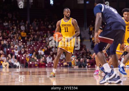 Minneapolis, Minnesota, USA. Dezember 2024. Die University of Minnesota-Spielerin FEMI ODUKALE dribbelt auf freiem Gelände. Die University of Minnesota und die Farleigh Dickinson University standen am Samstag, den 21. Dezember, in der Williams Arena in Minneapolis, Minnesota, gegenüber. Die University of Minnesota siegte mit einem Ergebnis von 74:60. (Kreditbild: © Michael Turner/ZUMA Press Wire) NUR REDAKTIONELLE VERWENDUNG! Nicht für kommerzielle ZWECKE! Stockfoto