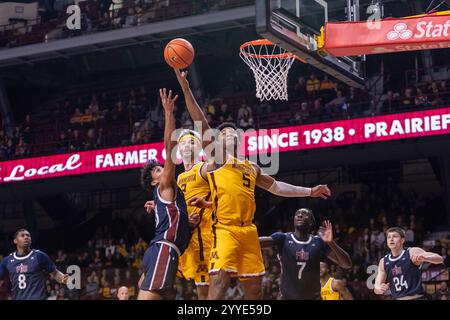 Minneapolis, Minnesota, USA. Dezember 2024. TREY EDMONDS, der Spieler der University of Minnesota, holt sich einen Rebound. Die University of Minnesota und die Farleigh Dickinson University standen am Samstag, den 21. Dezember, in der Williams Arena in Minneapolis, Minnesota, gegenüber. Die University of Minnesota siegte mit einem Ergebnis von 74:60. (Kreditbild: © Michael Turner/ZUMA Press Wire) NUR REDAKTIONELLE VERWENDUNG! Nicht für kommerzielle ZWECKE! Stockfoto