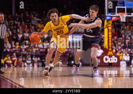 Minneapolis, Minnesota, USA. Dezember 2024. Der Spieler LU'CYE PATTERSON der University of Minnesota fährt an einem Verteidiger vorbei. Die University of Minnesota und die Farleigh Dickinson University standen am Samstag, den 21. Dezember, in der Williams Arena in Minneapolis, Minnesota, gegenüber. Die University of Minnesota siegte mit einem Ergebnis von 74:60. (Kreditbild: © Michael Turner/ZUMA Press Wire) NUR REDAKTIONELLE VERWENDUNG! Nicht für kommerzielle ZWECKE! Stockfoto