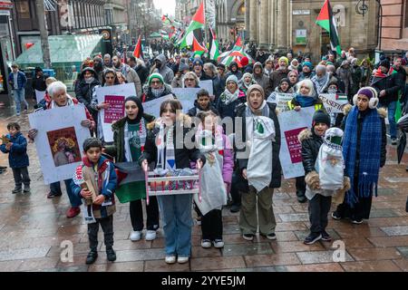 Glasgow, Schottland, Großbritannien. Dezember 2024. Krippenprozession von der Statue La Pasionaria zu den Stufen von Buchanan, gefolgt von einem Spaziergang entlang der Buchannan Street und Weihnachtsliedern mit Worten für Frieden und Gerechtigkeit, in der Hoffnung auf ein Ende des Leidens für das palästinensische Volk. Gutschrift R.. Gass/Alamy Live News Stockfoto