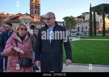 21/12/2024 Rom, der Garten der Piazza Bocca della Verità wurde nach einer bedeutenden Intervention der Grünanlage und der Restaurierung der Fontana dei Tritoni durch die Kapitolinische Superintendenz wieder eröffnet. An der Eröffnungsveranstaltung mit dem Bürgermeister von Rom, Roberto Gualtieri, nahm auch die Stadträtin für Landwirtschaft, Umwelt und Abfallkreislauf, Sabrina Alfonsi, Teil. Die Intervention, die mit PNRR-Mitteln abgeschlossen wurde, umfasste die Restaurierung der Fontana dei Tritoni, die zwischen 1717 und 1719 im Auftrag von Papst Clemens XI Albani (1700–1721) erbaut wurde. PS: Das Foto kann gemäß den Vorgaben verwendet werden Stockfoto