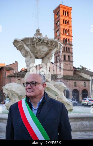 21/12/2024 Rom, der Garten der Piazza Bocca della Verità wurde nach einer bedeutenden Intervention der Grünanlage und der Restaurierung der Fontana dei Tritoni durch die Kapitolinische Superintendenz wieder eröffnet. An der Eröffnungsveranstaltung mit dem Bürgermeister von Rom, Roberto Gualtieri, nahm auch die Stadträtin für Landwirtschaft, Umwelt und Abfallkreislauf, Sabrina Alfonsi, Teil. Die Intervention, die mit PNRR-Mitteln abgeschlossen wurde, umfasste die Restaurierung der Fontana dei Tritoni, die zwischen 1717 und 1719 im Auftrag von Papst Clemens XI Albani (1700–1721) erbaut wurde. PS: Das Foto kann gemäß den Vorgaben verwendet werden Stockfoto