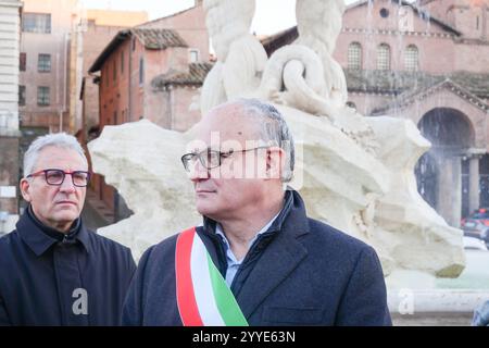 21/12/2024 Rom, der Garten der Piazza Bocca della Verità wurde nach einer bedeutenden Intervention der Grünanlage und der Restaurierung der Fontana dei Tritoni durch die Kapitolinische Superintendenz wieder eröffnet. An der Eröffnungsveranstaltung mit dem Bürgermeister von Rom, Roberto Gualtieri, nahm auch die Stadträtin für Landwirtschaft, Umwelt und Abfallkreislauf, Sabrina Alfonsi, Teil. Die Intervention, die mit PNRR-Mitteln abgeschlossen wurde, umfasste die Restaurierung der Fontana dei Tritoni, die zwischen 1717 und 1719 im Auftrag von Papst Clemens XI Albani (1700–1721) erbaut wurde. PS: Das Foto kann gemäß den Vorgaben verwendet werden Stockfoto