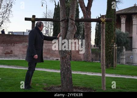 21/12/2024 Rom, der Garten der Piazza Bocca della Verità wurde nach einer bedeutenden Intervention der Grünanlage und der Restaurierung der Fontana dei Tritoni durch die Kapitolinische Superintendenz wieder eröffnet. An der Eröffnungsveranstaltung mit dem Bürgermeister von Rom, Roberto Gualtieri, nahm auch die Stadträtin für Landwirtschaft, Umwelt und Abfallkreislauf, Sabrina Alfonsi, Teil. Die Intervention, die mit PNRR-Mitteln abgeschlossen wurde, umfasste die Restaurierung der Fontana dei Tritoni, die zwischen 1717 und 1719 im Auftrag von Papst Clemens XI Albani (1700–1721) erbaut wurde. PS: Das Foto kann gemäß den Vorgaben verwendet werden Stockfoto