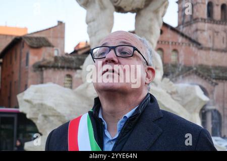 21/12/2024 Rom, der Garten der Piazza Bocca della Verità wurde nach einer bedeutenden Intervention der Grünanlage und der Restaurierung der Fontana dei Tritoni durch die Kapitolinische Superintendenz wieder eröffnet. An der Eröffnungsveranstaltung mit dem Bürgermeister von Rom, Roberto Gualtieri, nahm auch die Stadträtin für Landwirtschaft, Umwelt und Abfallkreislauf, Sabrina Alfonsi, Teil. Die Intervention, die mit PNRR-Mitteln abgeschlossen wurde, umfasste die Restaurierung der Fontana dei Tritoni, die zwischen 1717 und 1719 im Auftrag von Papst Clemens XI Albani (1700–1721) erbaut wurde. PS: Das Foto kann gemäß den Vorgaben verwendet werden Stockfoto