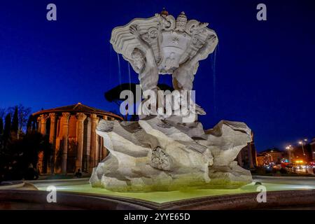 21/12/2024 Rom, der Garten der Piazza Bocca della Verità wurde nach einer bedeutenden Intervention der Grünanlage und der Restaurierung der Fontana dei Tritoni durch die Kapitolinische Superintendenz wieder eröffnet. An der Eröffnungsveranstaltung mit dem Bürgermeister von Rom, Roberto Gualtieri, nahm auch die Stadträtin für Landwirtschaft, Umwelt und Abfallkreislauf, Sabrina Alfonsi, Teil. Die Intervention, die mit PNRR-Mitteln abgeschlossen wurde, umfasste die Restaurierung der Fontana dei Tritoni, die zwischen 1717 und 1719 im Auftrag von Papst Clemens XI Albani (1700–1721) erbaut wurde. PS: Das Foto kann gemäß den Vorgaben verwendet werden Stockfoto