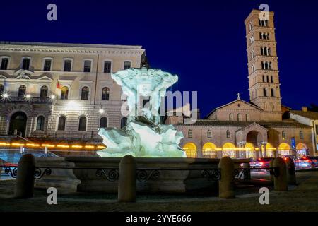 21/12/2024 Rom, der Garten der Piazza Bocca della Verità wurde nach einer bedeutenden Intervention der Grünanlage und der Restaurierung der Fontana dei Tritoni durch die Kapitolinische Superintendenz wieder eröffnet. An der Eröffnungsveranstaltung mit dem Bürgermeister von Rom, Roberto Gualtieri, nahm auch die Stadträtin für Landwirtschaft, Umwelt und Abfallkreislauf, Sabrina Alfonsi, Teil. Die Intervention, die mit PNRR-Mitteln abgeschlossen wurde, umfasste die Restaurierung der Fontana dei Tritoni, die zwischen 1717 und 1719 im Auftrag von Papst Clemens XI Albani (1700–1721) erbaut wurde. PS: Das Foto kann gemäß den Vorgaben verwendet werden Stockfoto