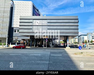 Kiel, Deutschland - 05. Dezember 2024: In der Innenstadt von Kiel direkt am Casino bei schönem Wetter Stockfoto