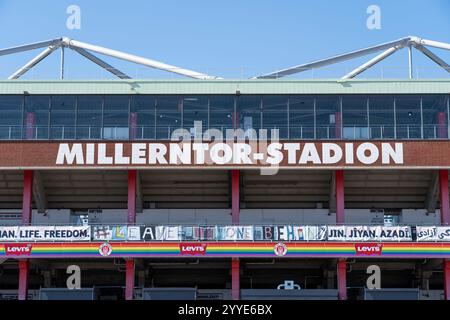 Fassade des St. Pauli Millerntor Stadions mit Banner für soziale Gerechtigkeit Stockfoto