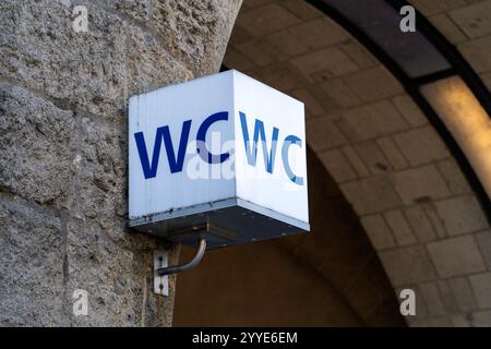 Öffentliches WC-Schild am historischen Steinhaus in Hamburg, Deutschland Stockfoto