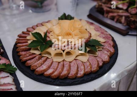 Exquisite Charcuterie-Platte mit Aufschnitt und Käse. Stockfoto