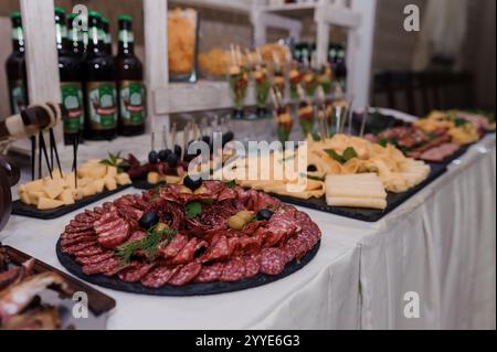 Exquisite Charcuterie- und Käseplatten bei einer festlichen Veranstaltung. Stockfoto